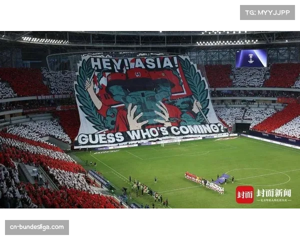 安菲尔德看台展示巨幅TIFO，致敬即将离队的队长阿诺德